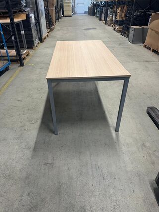 Ca. 16x Bureau en 8x vergadertafel